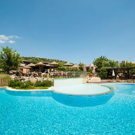 Coastal Hideaway With Pool 아파트 *