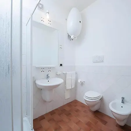 Coastal Hideaway With Pool 아파트