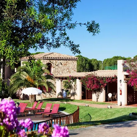 Coastal Hideaway With Pool 아파트