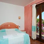 Апартаменти Coastal Hideaway With Pool