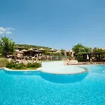 Coastal Hideaway With Pool Апартаменти *