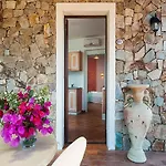 Апартаменти Coastal Hideaway With Pool *