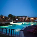 Coastal Hideaway With Pool Апартаменти *