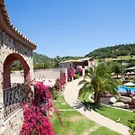 Апартаменти Coastal Hideaway With Pool *