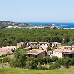 Апартаменти Coastal Hideaway With Pool Віллазімьюс