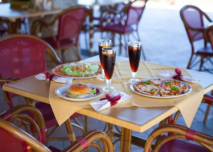 Coastal Hideaway With Pool Apartment *